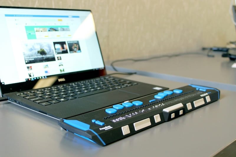 Laptop mit Braille-Tastatur für barrierefreie Nutzung.